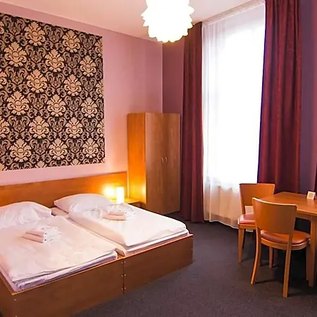 Hotell Hron 4*